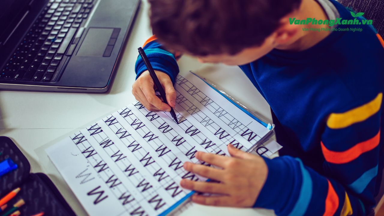 Các lỗi sai phổ biến khi bé luyện chữ và cách khắc phục