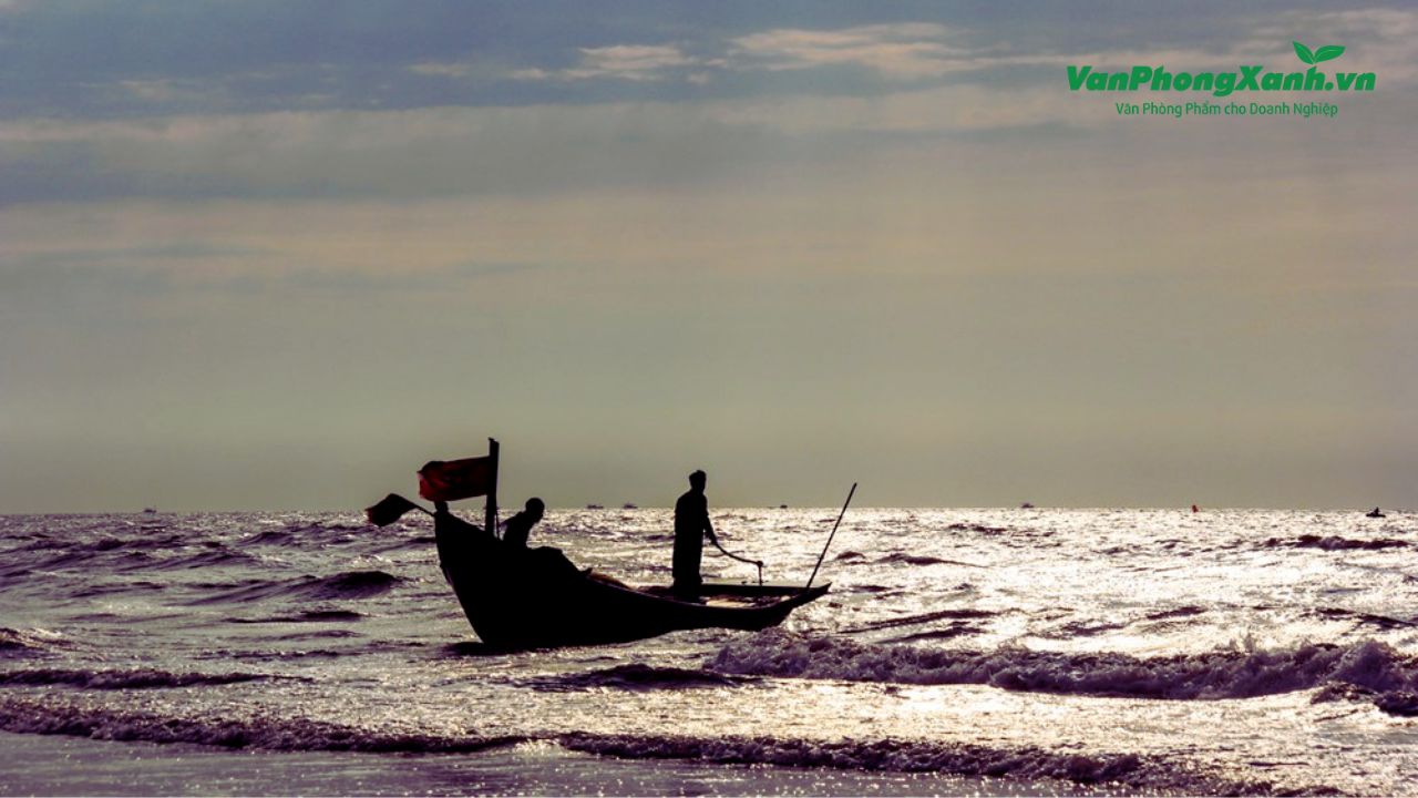 Phân tích truyện ngắn Chiếc thuyền ngoài xa – Nguyễn Minh Châu