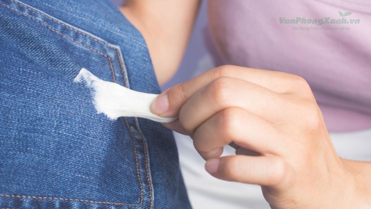Những mẹo xử lý kẹo cao su dính vào quần áo hiệu quả nhất