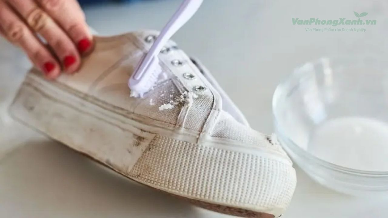 Mẹo tẩy vết ố vàng trên giày tại nhà sạch như ngoài quán