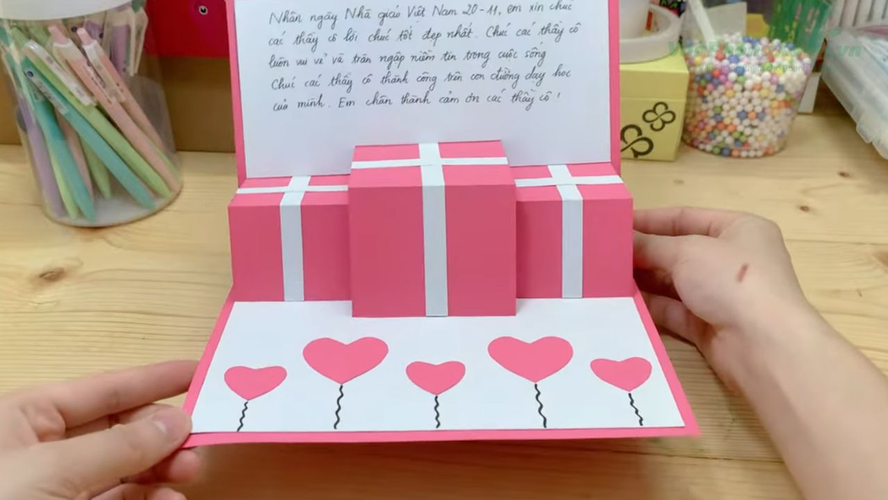 Chuẩn bị nguyên liệu làm thiệp handmade bằng keo dán giấy Chuẩn bị nguyên liệu làm thiệp handmade bằng keo dán giấy